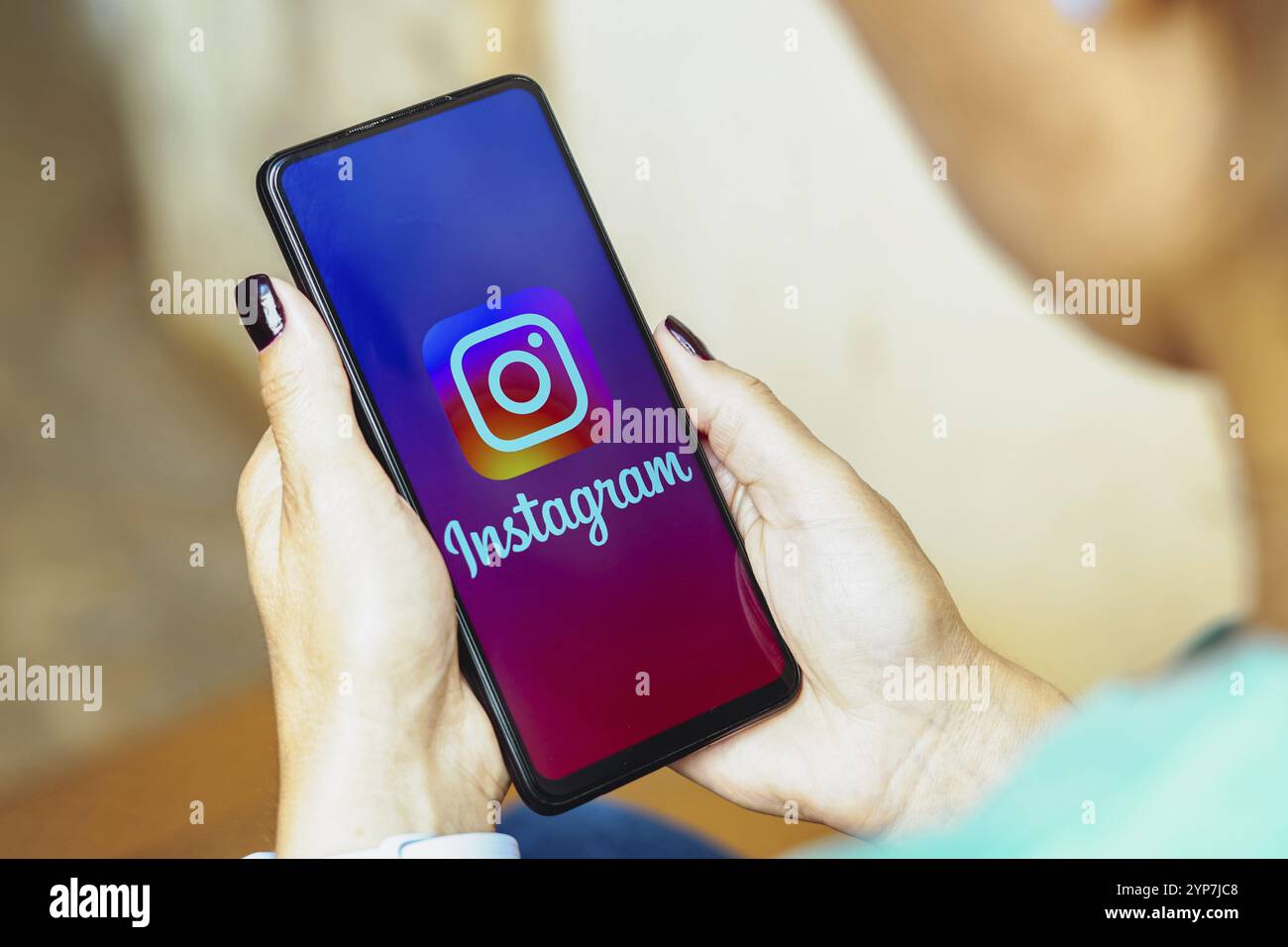 In questa immagine, il logo Instagram viene visualizzato sullo schermo di uno smartphone Foto Stock