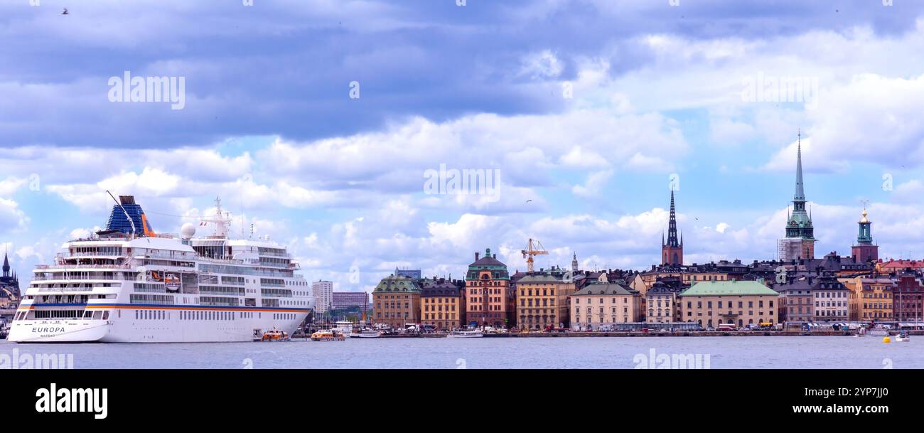 Stoccolma, Svezia 2025. Splendida vista di Stoccolma al tramonto e all'alba, bellissime vecchie case che si estendevano accanto ad essa in Svezia Foto Stock