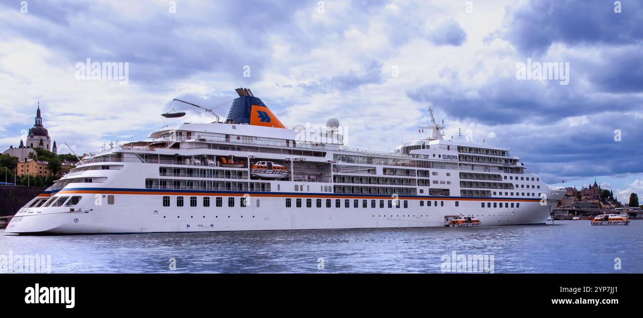 Stoccolma, Svezia 2025. Splendida vista di Stoccolma al tramonto e all'alba, bellissime vecchie case che si estendevano accanto ad essa in Svezia Foto Stock
