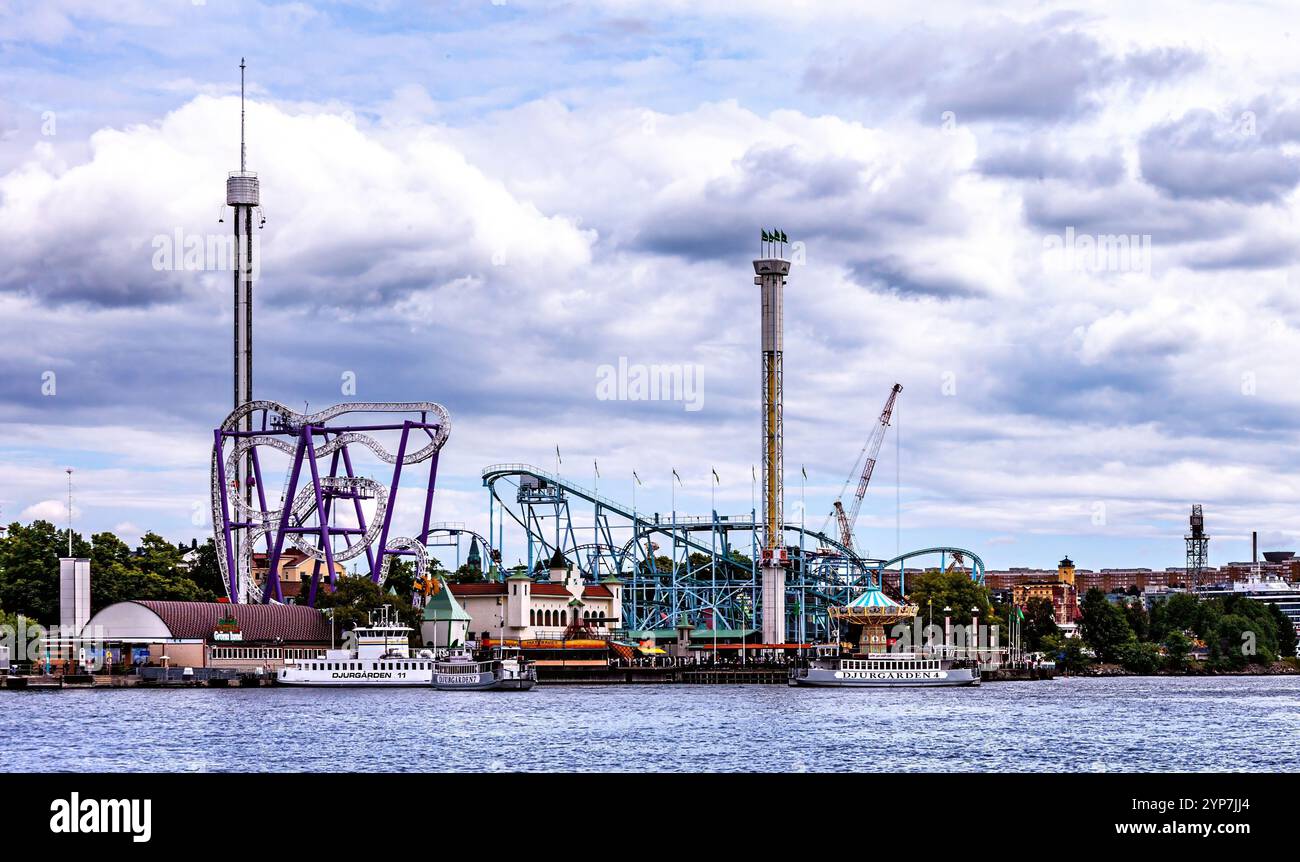 Stoccolma, Svezia 2025. Splendida vista di Stoccolma al tramonto e all'alba, bellissime vecchie case che si estendevano accanto ad essa in Svezia Foto Stock