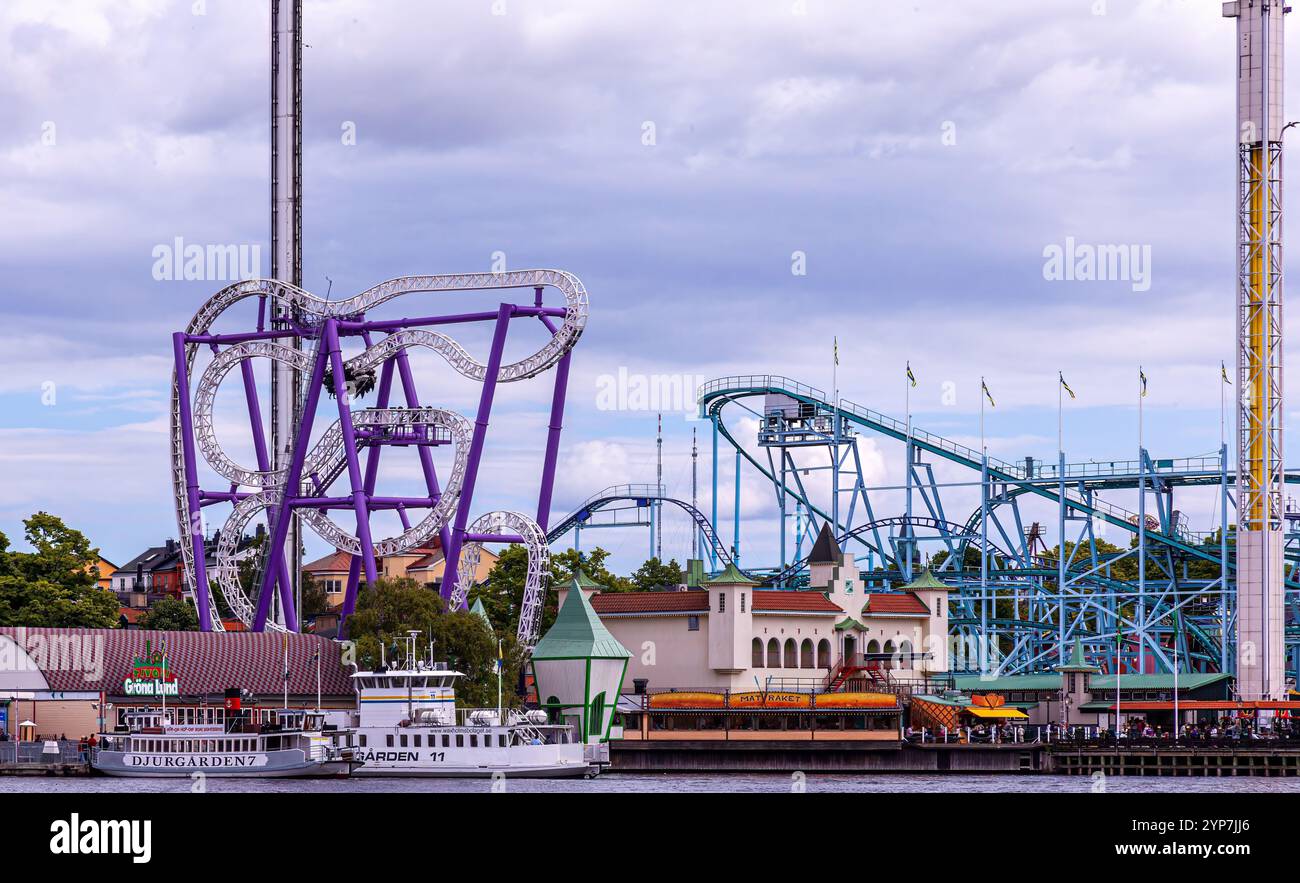 Stoccolma, Svezia 2025. Splendida vista di Stoccolma al tramonto e all'alba, bellissime vecchie case che si estendevano accanto ad essa in Svezia Foto Stock