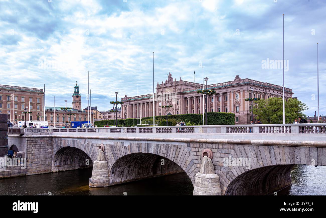 Stoccolma, Svezia 2025. Splendida vista di Stoccolma al tramonto e all'alba, bellissime vecchie case che si estendevano accanto ad essa in Svezia Foto Stock