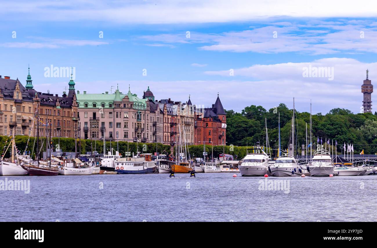 Stoccolma, Svezia 2025. Splendida vista di Stoccolma al tramonto e all'alba, bellissime vecchie case che si estendevano accanto ad essa in Svezia Foto Stock