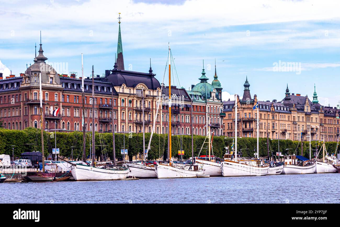 Stoccolma, Svezia 2025. Splendida vista di Stoccolma al tramonto e all'alba, bellissime vecchie case che si estendevano accanto ad essa in Svezia Foto Stock