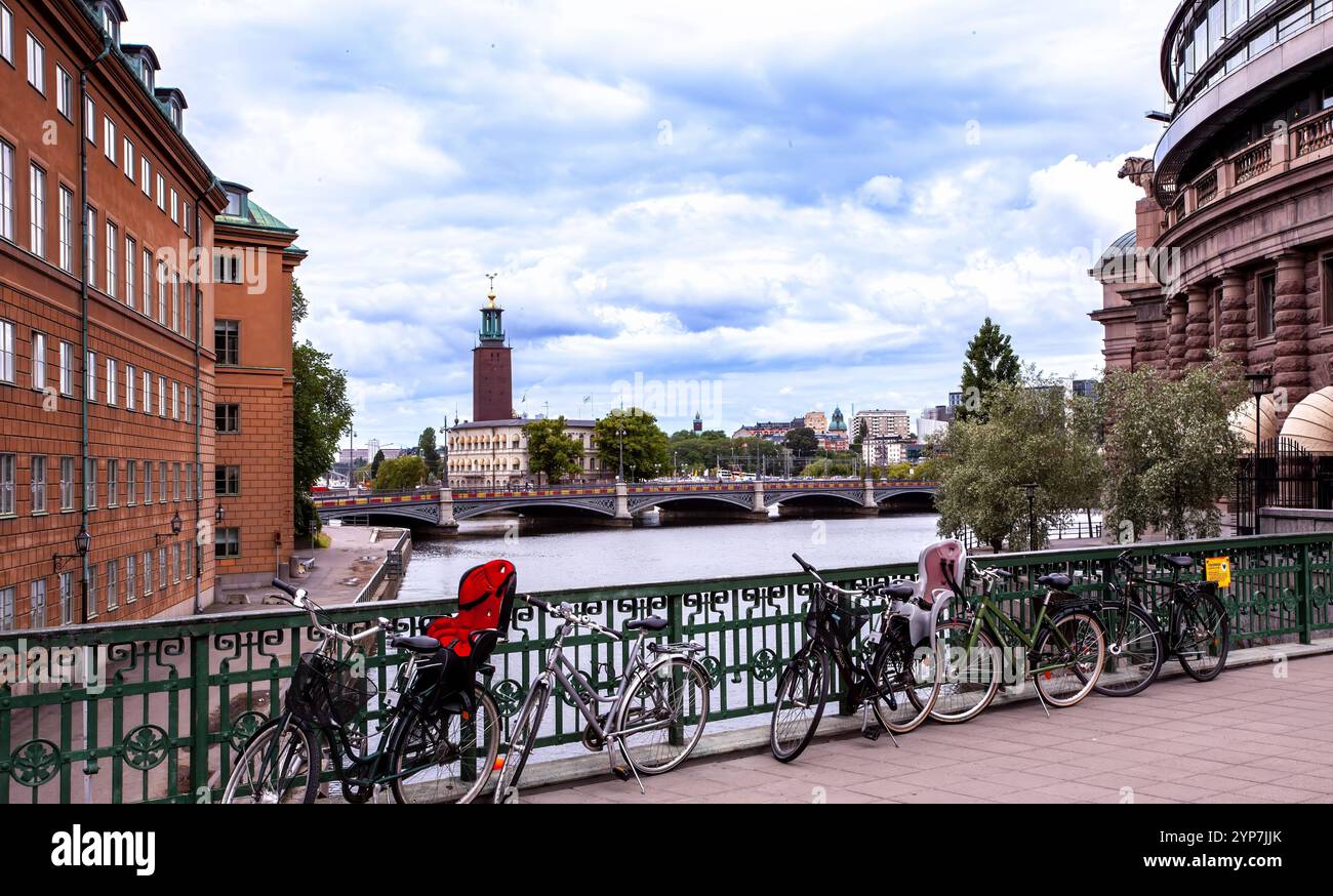 Stoccolma, Svezia 2025. Splendida vista di Stoccolma al tramonto e all'alba, bellissime vecchie case che si estendevano accanto ad essa in Svezia Foto Stock