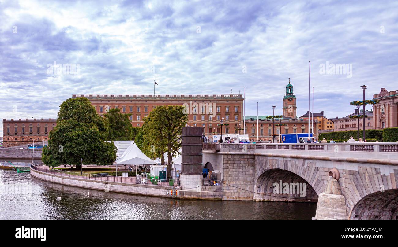 Stoccolma, Svezia 2025. Splendida vista di Stoccolma al tramonto e all'alba, bellissime vecchie case che si estendevano accanto ad essa in Svezia Foto Stock