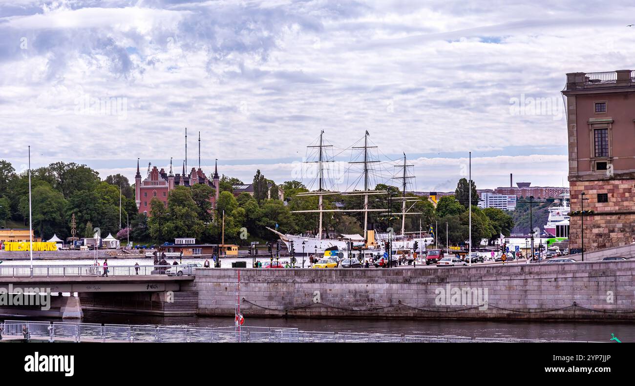 Stoccolma, Svezia 2025. Splendida vista di Stoccolma al tramonto e all'alba, bellissime vecchie case che si estendevano accanto ad essa in Svezia Foto Stock