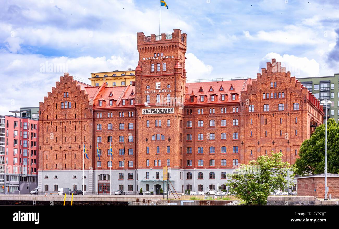 Stoccolma, Svezia 2025. Splendida vista di Stoccolma al tramonto e all'alba, bellissime vecchie case che si estendevano accanto ad essa in Svezia Foto Stock