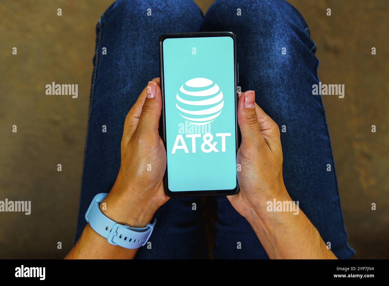 In questa immagine, il logo AT&T viene visualizzato sullo schermo di uno smartphone Foto Stock