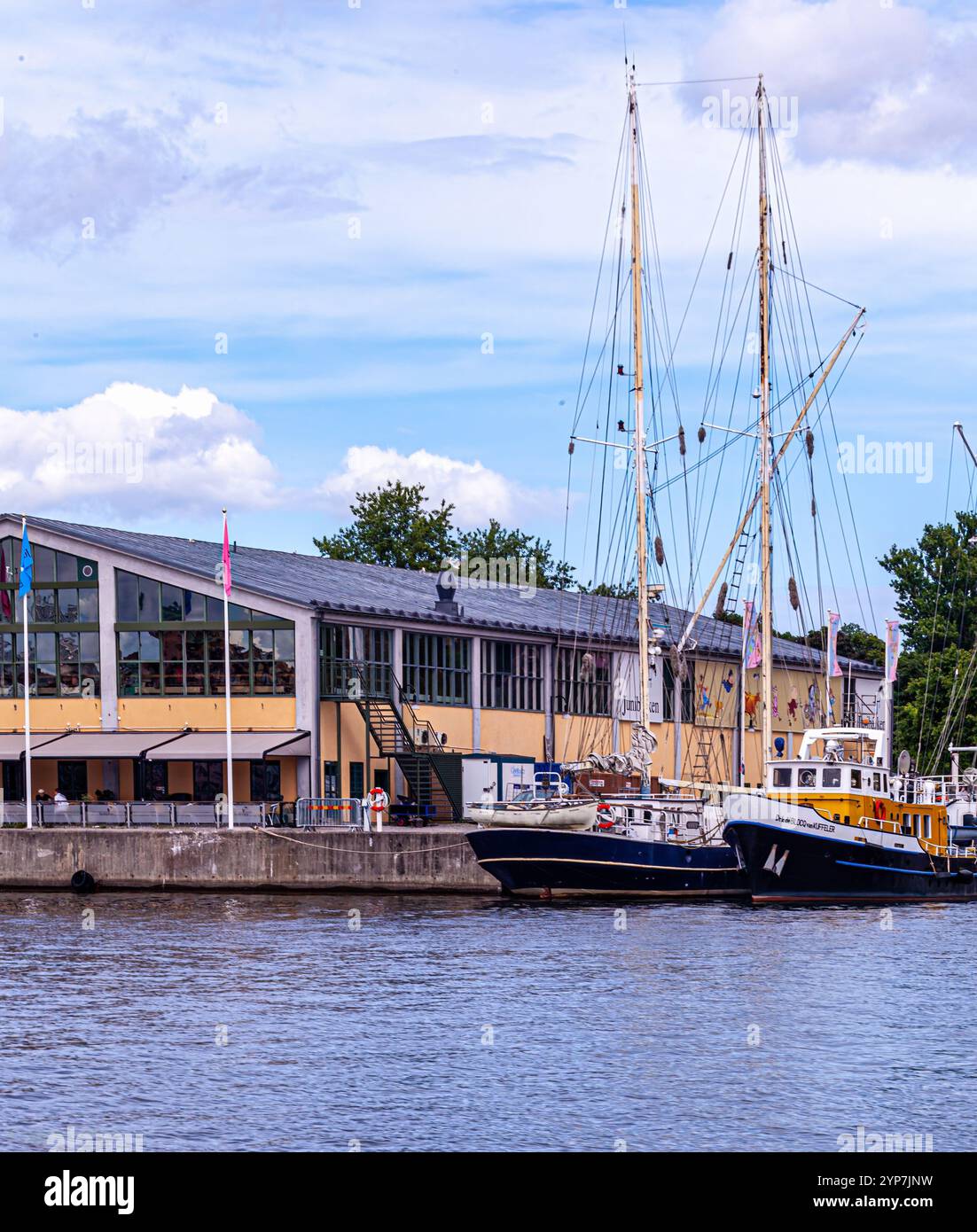 Stoccolma, Svezia 2025. Splendida vista di Stoccolma al tramonto e all'alba, bellissime vecchie case che si estendevano accanto ad essa in Svezia Foto Stock