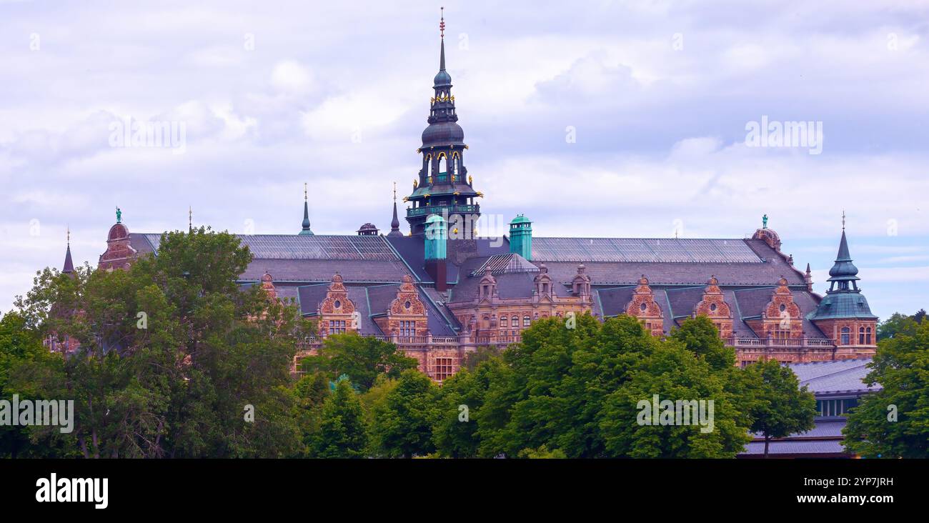 Stoccolma, Svezia 2025. Splendida vista di Stoccolma al tramonto e all'alba, bellissime vecchie case che si estendevano accanto ad essa in Svezia Foto Stock