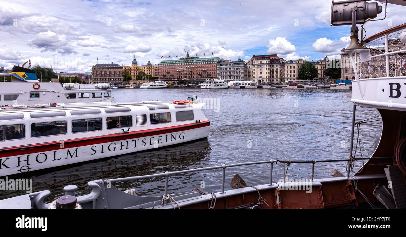 Stoccolma, Svezia 2025. Splendida vista di Stoccolma al tramonto e all'alba, bellissime vecchie case che si estendevano accanto ad essa in Svezia Foto Stock