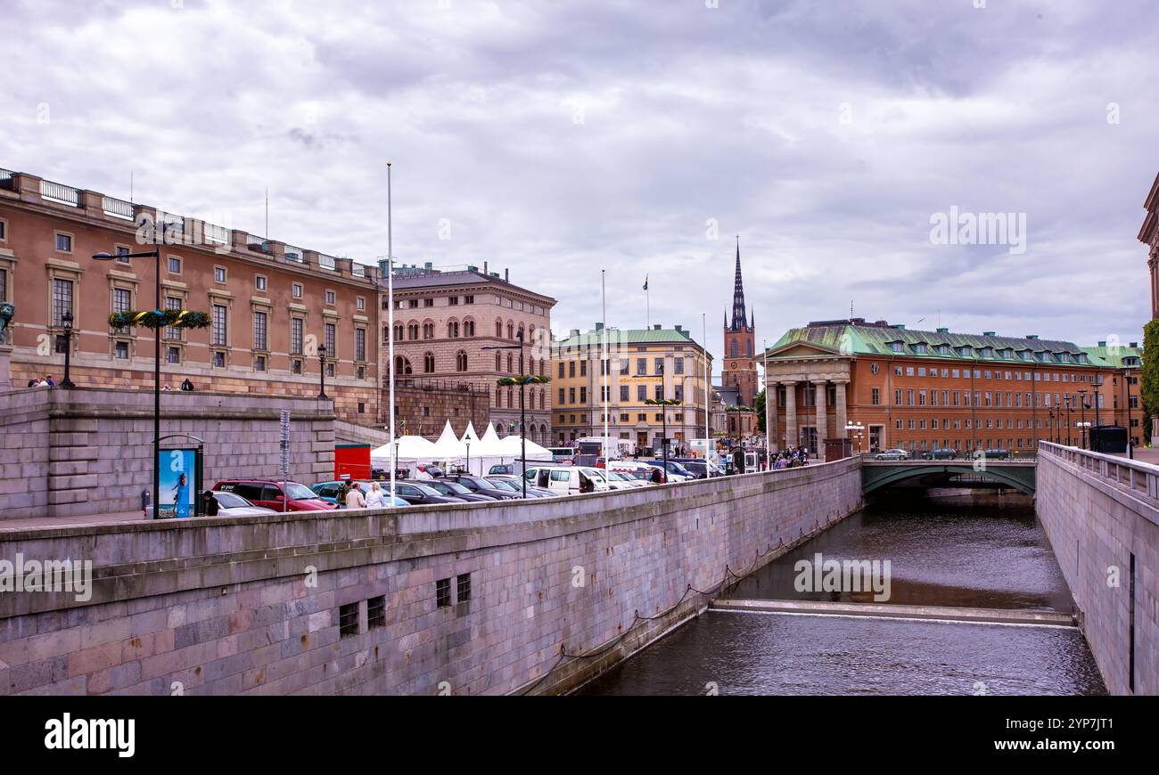 Stoccolma, Svezia 2025. Splendida vista di Stoccolma al tramonto e all'alba, bellissime vecchie case che si estendevano accanto ad essa in Svezia Foto Stock