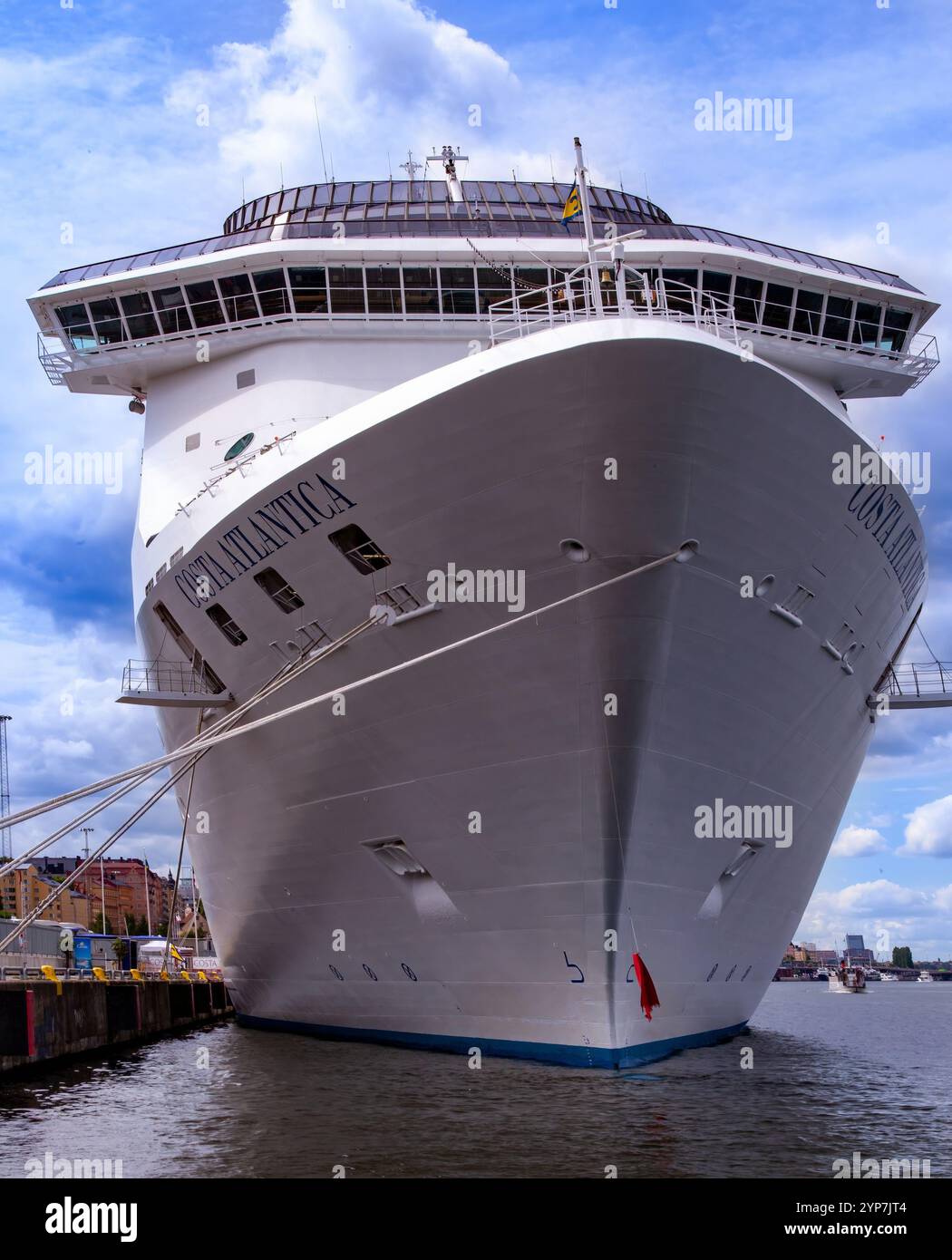 Stoccolma, Svezia 2025. Splendida vista di Stoccolma al tramonto e all'alba, bellissime vecchie case che si estendevano accanto ad essa in Svezia Foto Stock
