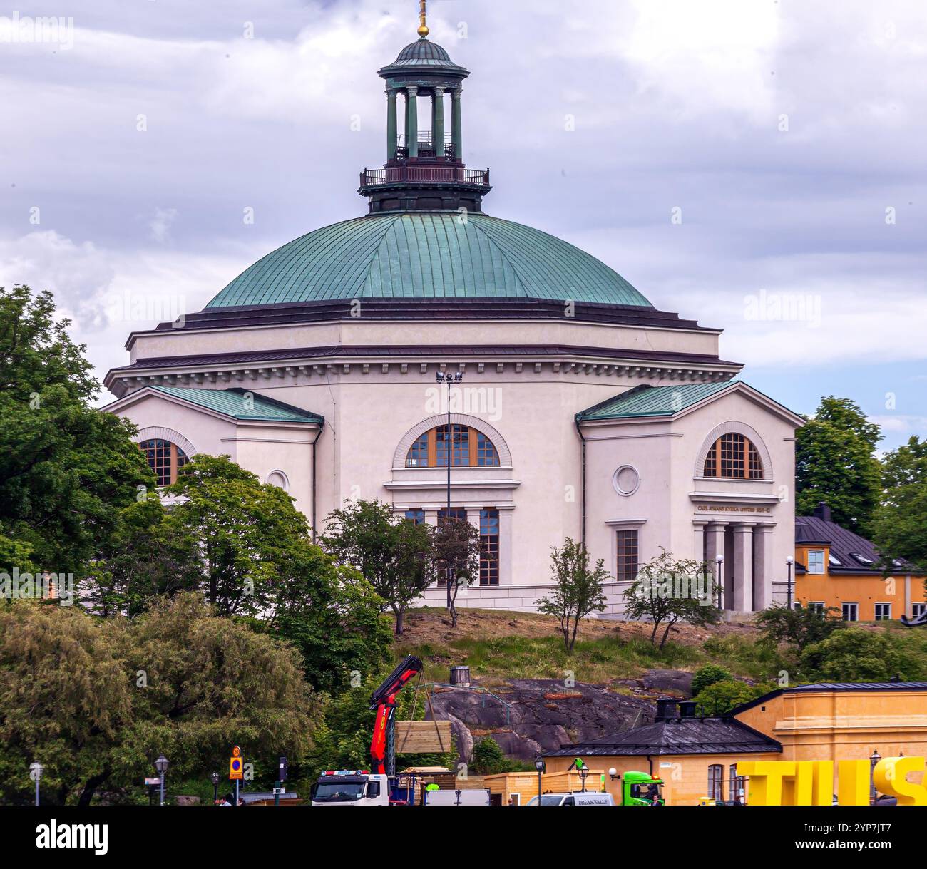 Stoccolma, Svezia 2025. Splendida vista di Stoccolma al tramonto e all'alba, bellissime vecchie case che si estendevano accanto ad essa in Svezia Foto Stock