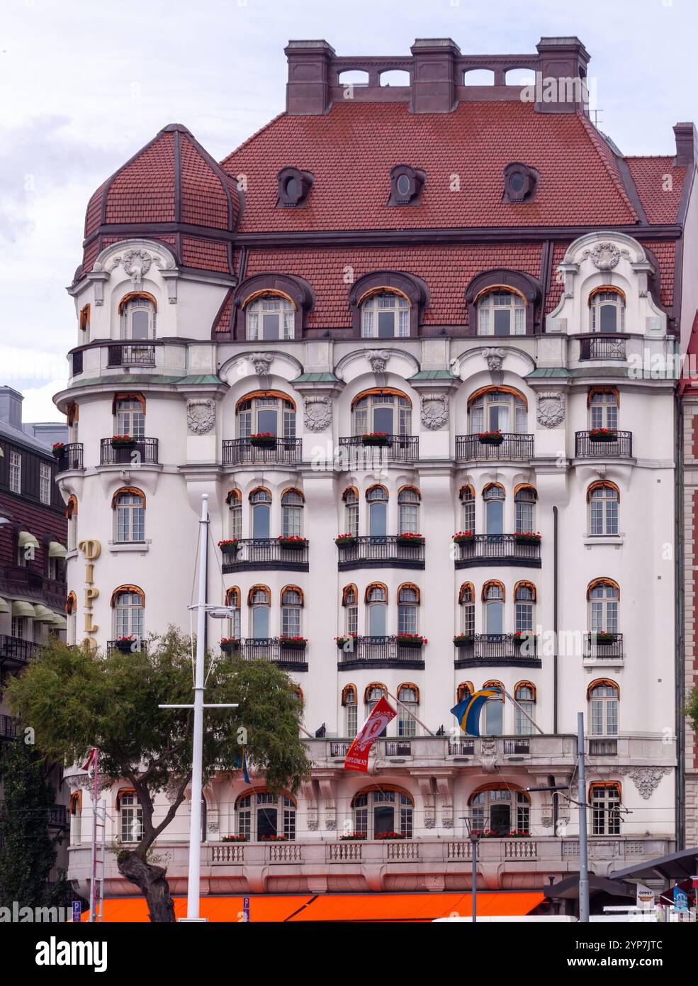 Stoccolma, Svezia 2025. Splendida vista di Stoccolma al tramonto e all'alba, bellissime vecchie case che si estendevano accanto ad essa in Svezia Foto Stock