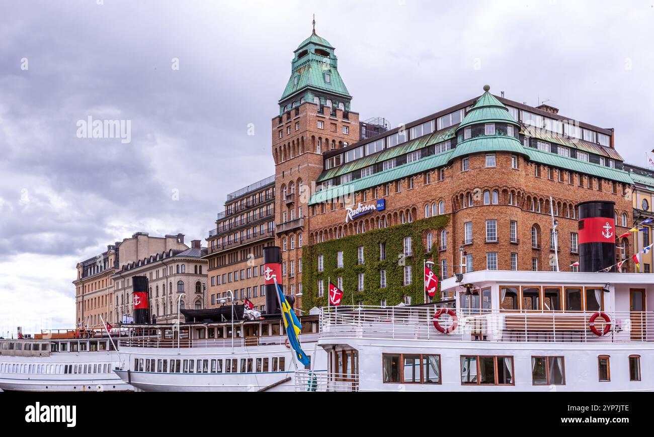 Stoccolma, Svezia 2025. Splendida vista di Stoccolma al tramonto e all'alba, bellissime vecchie case che si estendevano accanto ad essa in Svezia Foto Stock