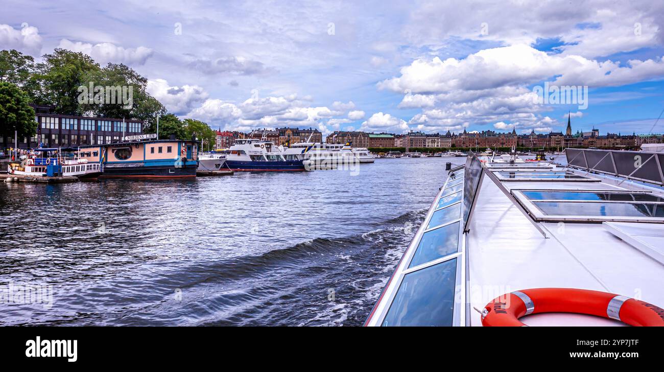 Stoccolma, Svezia 2025. Splendida vista di Stoccolma al tramonto e all'alba, bellissime vecchie case che si estendevano accanto ad essa in Svezia Foto Stock
