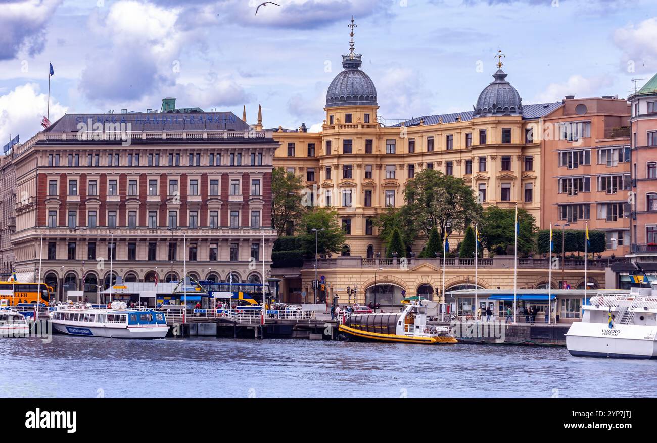 Stoccolma, Svezia 2025. Splendida vista di Stoccolma al tramonto e all'alba, bellissime vecchie case che si estendevano accanto ad essa in Svezia Foto Stock