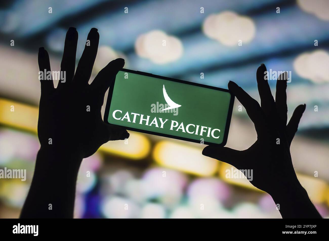 In questa immagine, il logo Cathay Pacific Limited viene visualizzato sullo schermo di uno smartphone Foto Stock