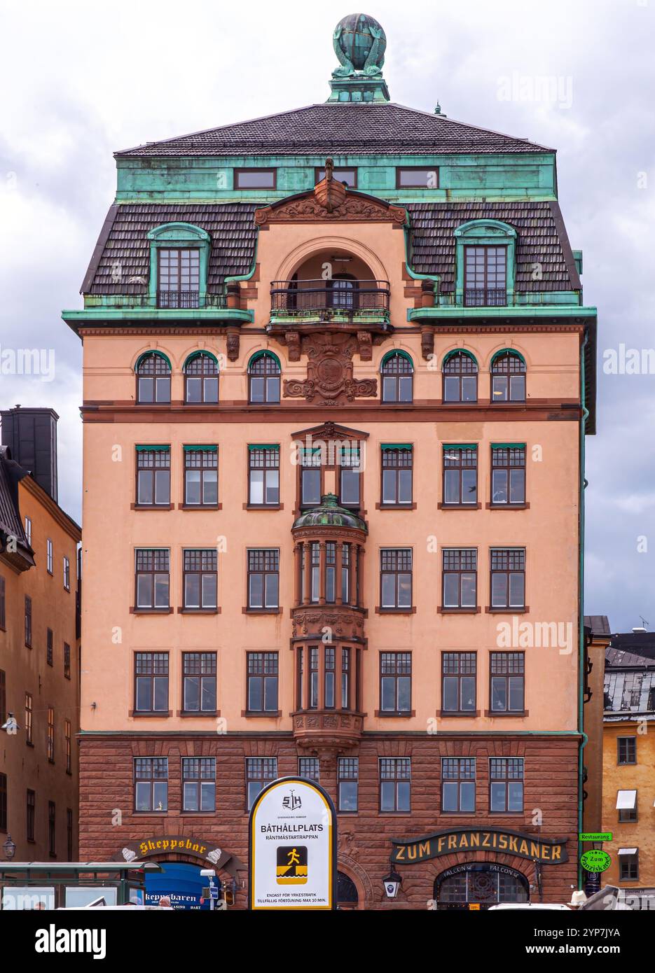 Stoccolma, Svezia 2025. Splendida vista di Stoccolma al tramonto e all'alba, bellissime vecchie case che si estendevano accanto ad essa in Svezia Foto Stock