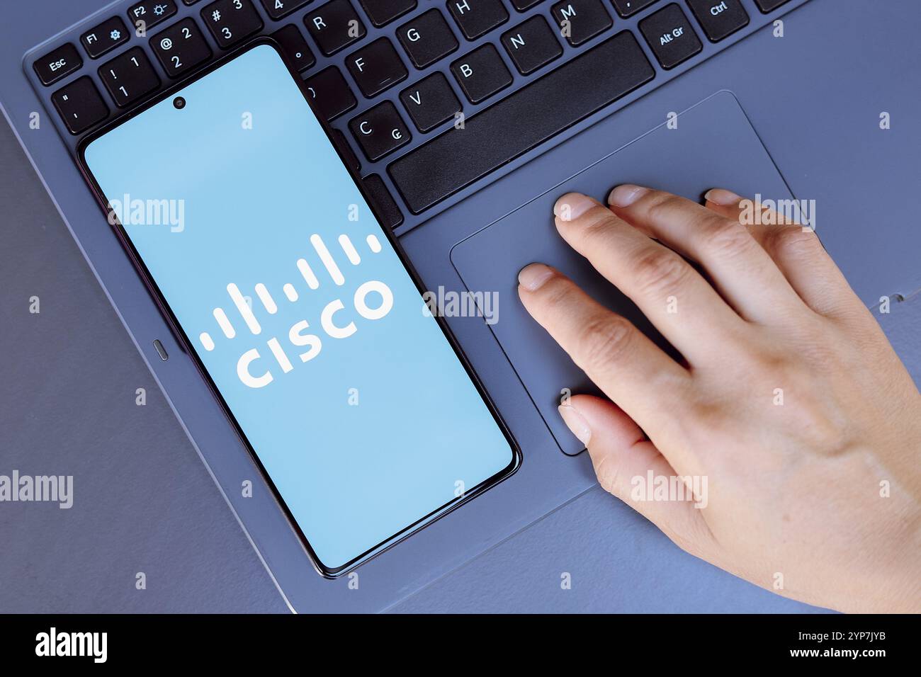 In questa immagine, il logo Cisco Systems viene visualizzato sullo schermo di uno smartphone Foto Stock