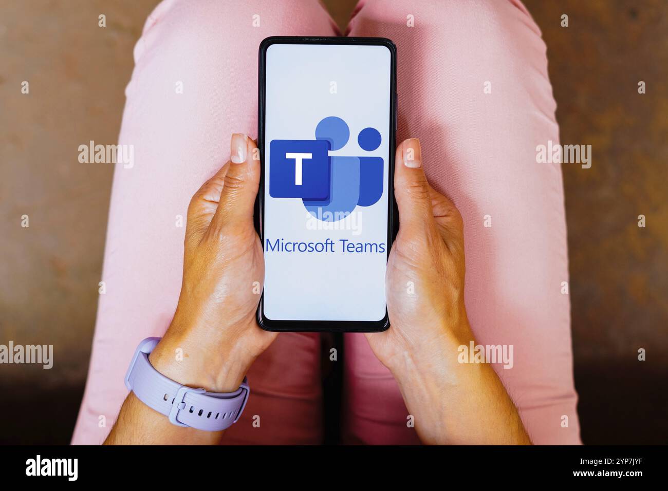 In questa immagine, il logo Microsoft Teams viene visualizzato sullo schermo di uno smartphone Foto Stock