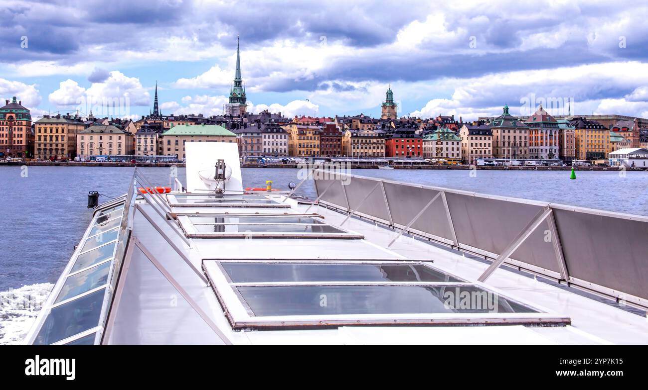 Stoccolma, Svezia 2025. Splendida vista di Stoccolma al tramonto e all'alba, bellissime vecchie case che si estendevano accanto ad essa in Svezia Foto Stock