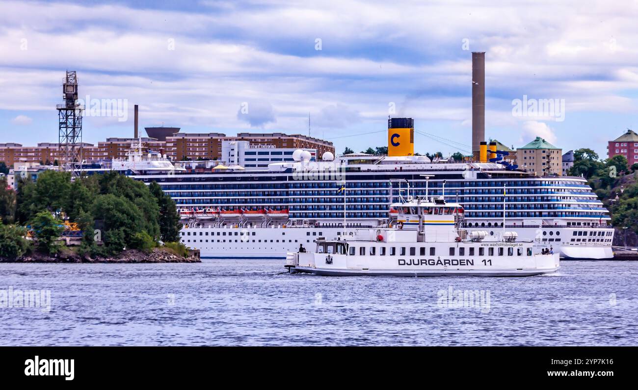 Stoccolma, Svezia 2025. Splendida vista di Stoccolma al tramonto e all'alba, bellissime vecchie case che si estendevano accanto ad essa in Svezia Foto Stock