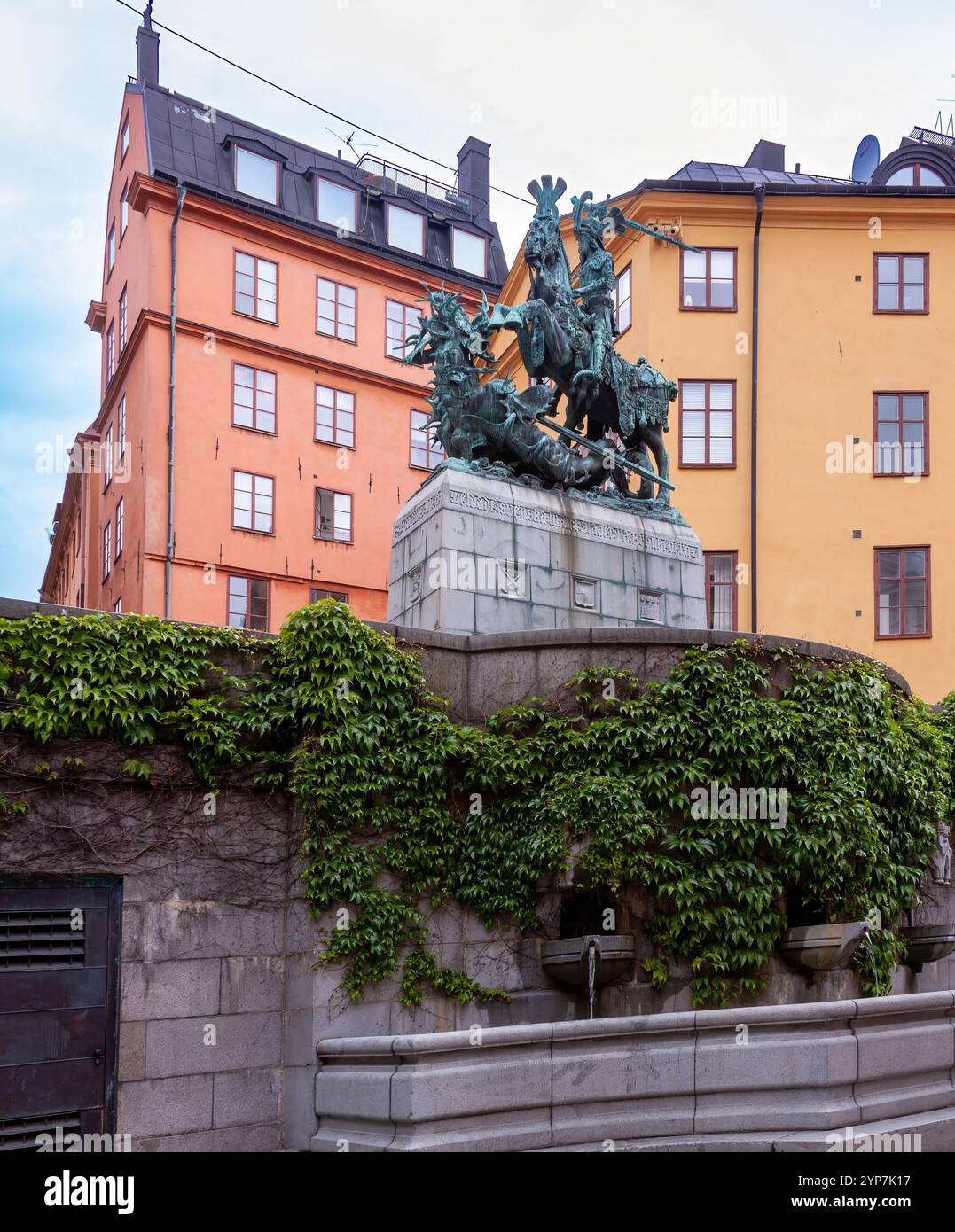 Stoccolma, Svezia 2025. Splendida vista di Stoccolma al tramonto e all'alba, bellissime vecchie case che si estendevano accanto ad essa in Svezia Foto Stock