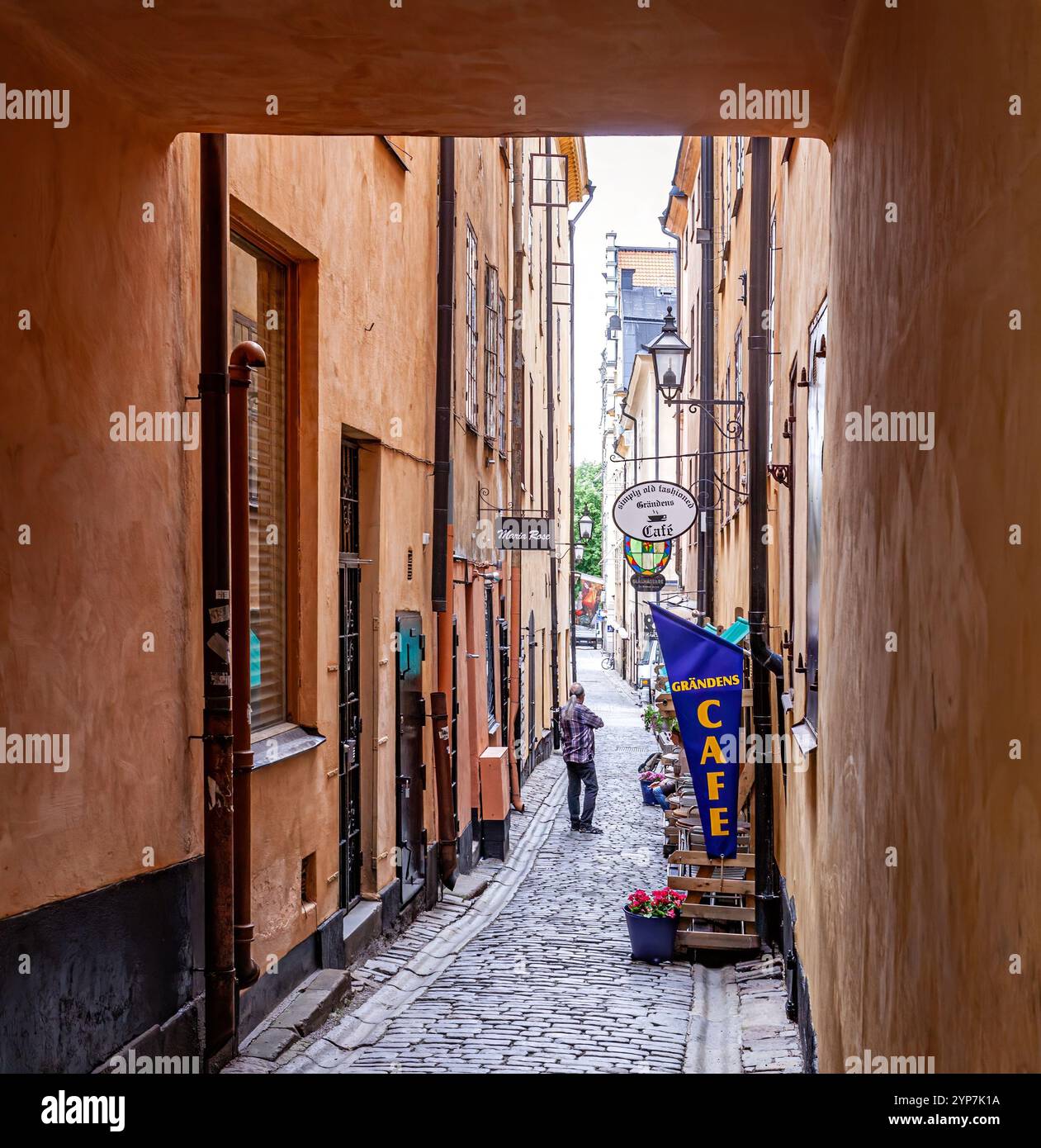 Stoccolma, Svezia 2025. Splendida vista di Stoccolma al tramonto e all'alba, bellissime vecchie case che si estendevano accanto ad essa in Svezia Foto Stock