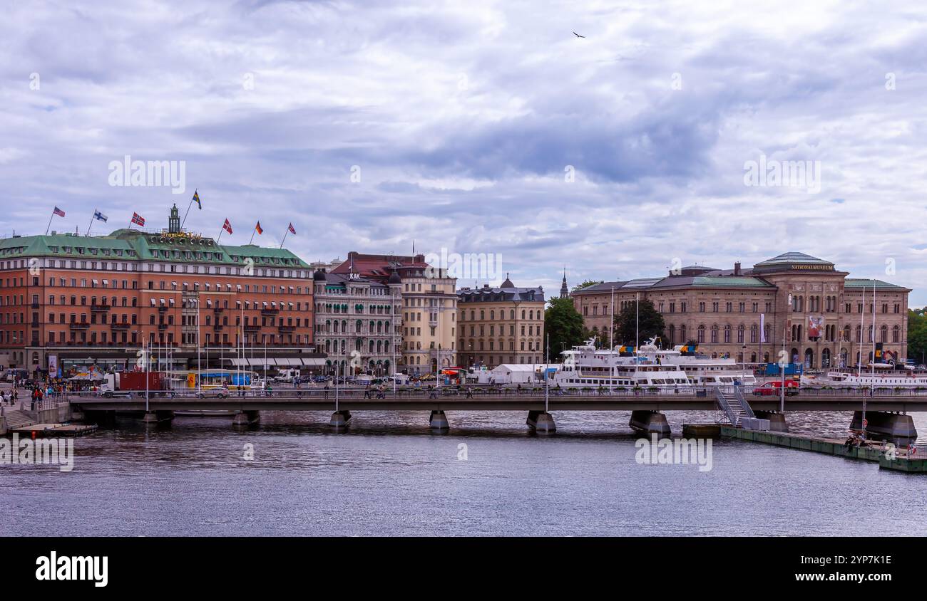 Stoccolma, Svezia 2025. Splendida vista di Stoccolma al tramonto e all'alba, bellissime vecchie case che si estendevano accanto ad essa in Svezia Foto Stock