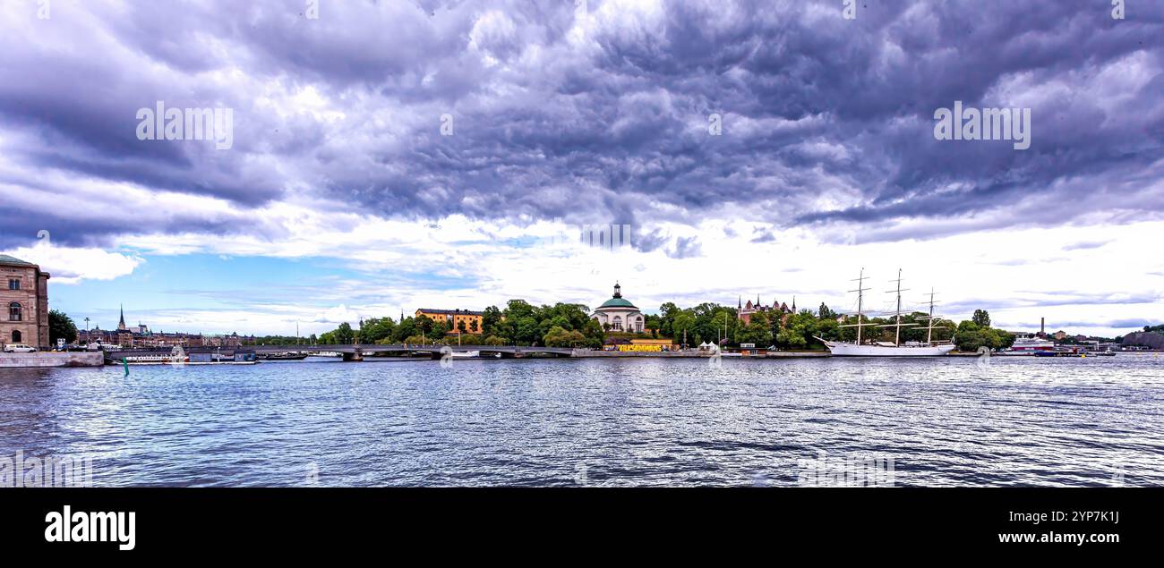 Stoccolma, Svezia 2025. Splendida vista di Stoccolma al tramonto e all'alba, bellissime vecchie case che si estendevano accanto ad essa in Svezia Foto Stock