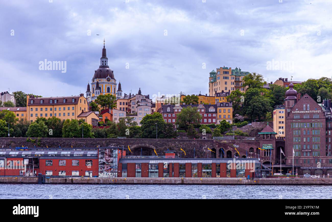 Stoccolma, Svezia 2025. Splendida vista di Stoccolma al tramonto e all'alba, bellissime vecchie case che si estendevano accanto ad essa in Svezia Foto Stock