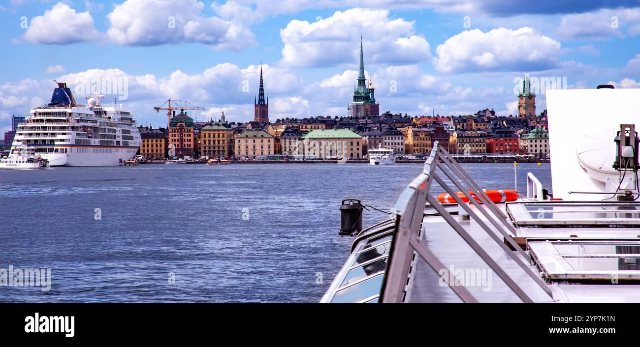 Stoccolma, Svezia 2025. Splendida vista di Stoccolma al tramonto e all'alba, bellissime vecchie case che si estendevano accanto ad essa in Svezia Foto Stock