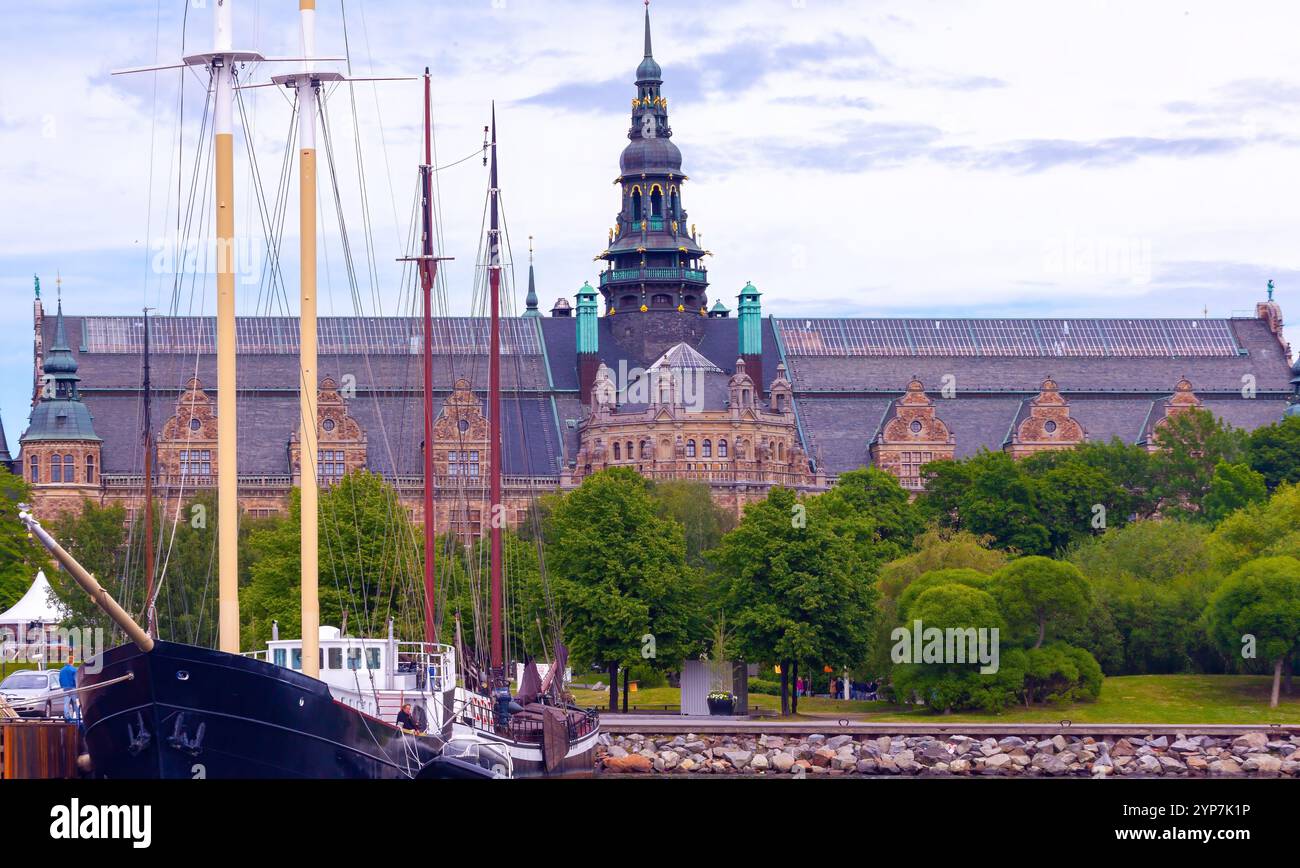 Stoccolma, Svezia 2025. Splendida vista di Stoccolma al tramonto e all'alba, bellissime vecchie case che si estendevano accanto ad essa in Svezia Foto Stock