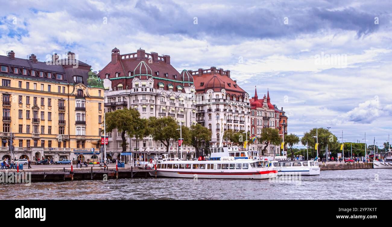 Stoccolma, Svezia 2025. Splendida vista di Stoccolma al tramonto e all'alba, bellissime vecchie case che si estendevano accanto ad essa in Svezia Foto Stock