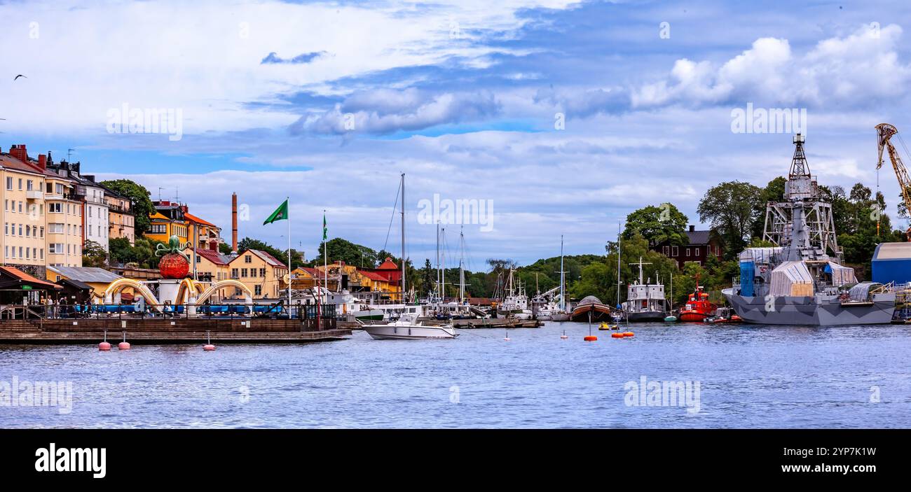 Stoccolma, Svezia 2025. Splendida vista di Stoccolma al tramonto e all'alba, bellissime vecchie case che si estendevano accanto ad essa in Svezia Foto Stock