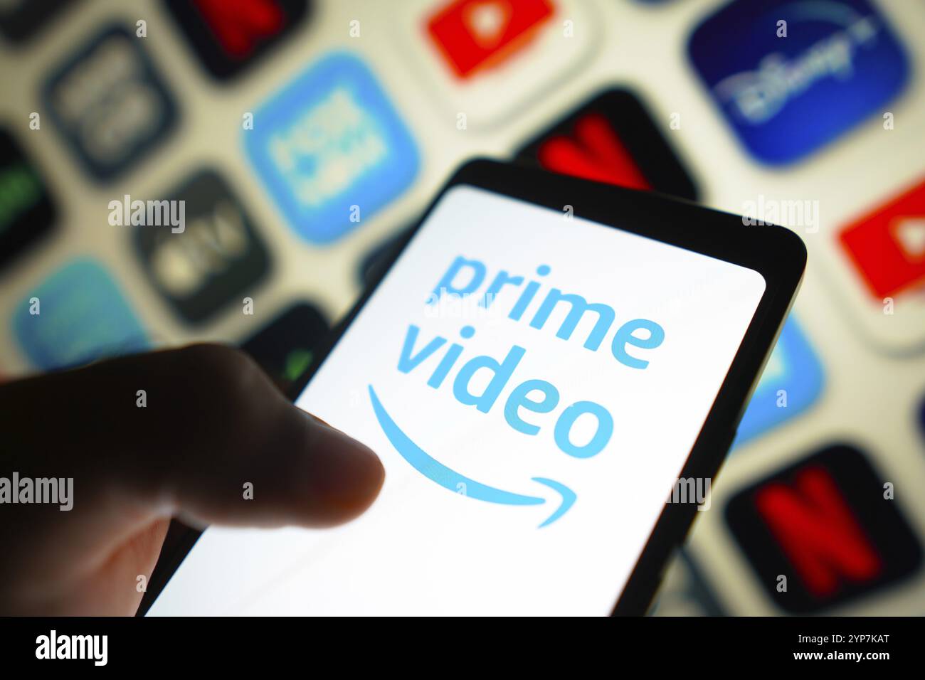 In questa immagine, il logo Amazon prime Video viene visualizzato sullo schermo di uno smartphone Foto Stock