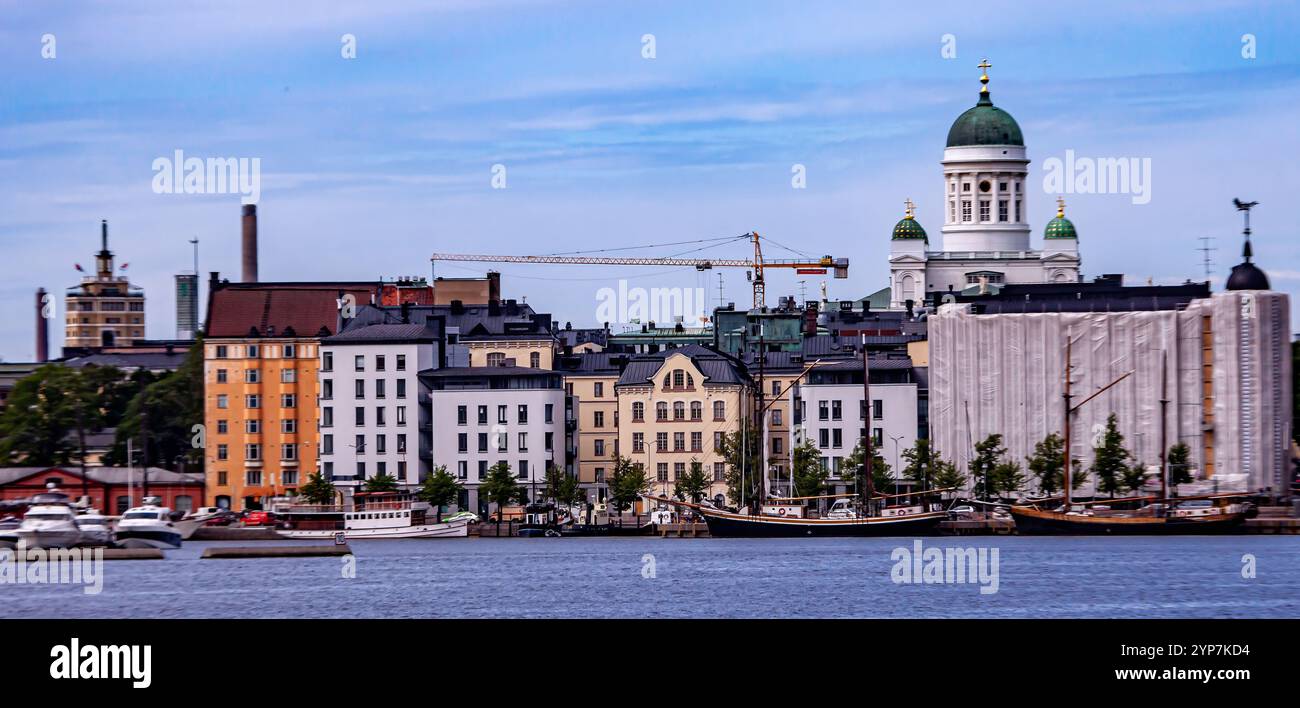 Helsinki, Finlandia 2025, splendido paesaggio urbano da Helsinki. Finlandia. Paesaggio urbano di Helsinki con la cattedrale di Helsinki e la piazza del mercato, Finlandia Foto Stock