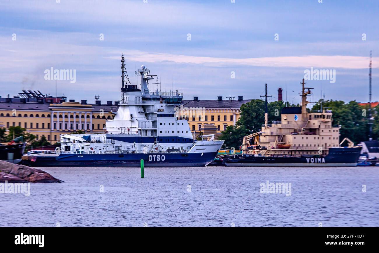 Helsinki, Finlandia 2025, splendido paesaggio urbano da Helsinki. Finlandia. Paesaggio urbano di Helsinki con la cattedrale di Helsinki e la piazza del mercato, Finlandia Foto Stock