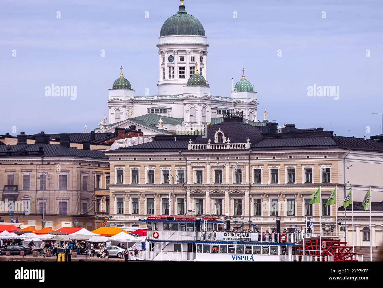Helsinki, Finlandia 2025, splendido paesaggio urbano da Helsinki. Finlandia. Paesaggio urbano di Helsinki con la cattedrale di Helsinki e la piazza del mercato, Finlandia Foto Stock