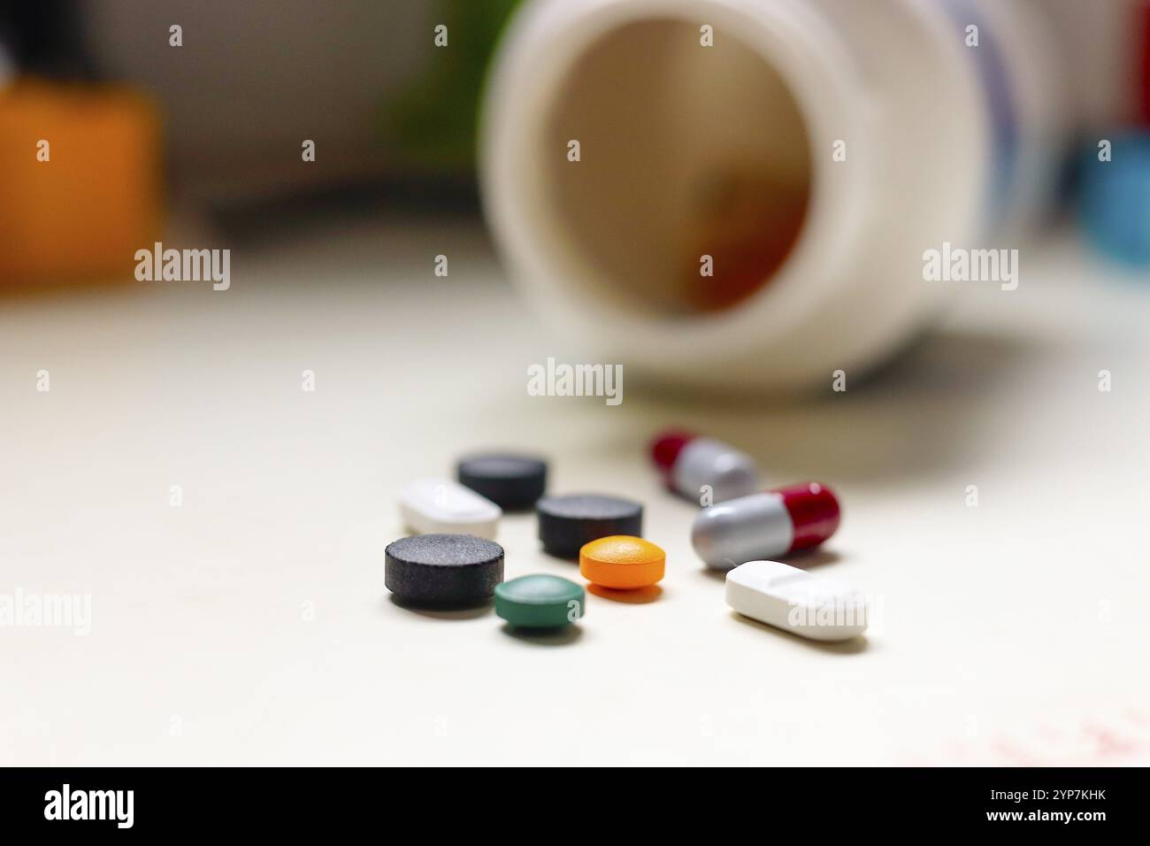 In questa illustrazione fotografica, compresse antibiotiche (amoxicillina e norfloxacina), carbone attivo e medicina influenzale sono visibili sul tavolo Foto Stock