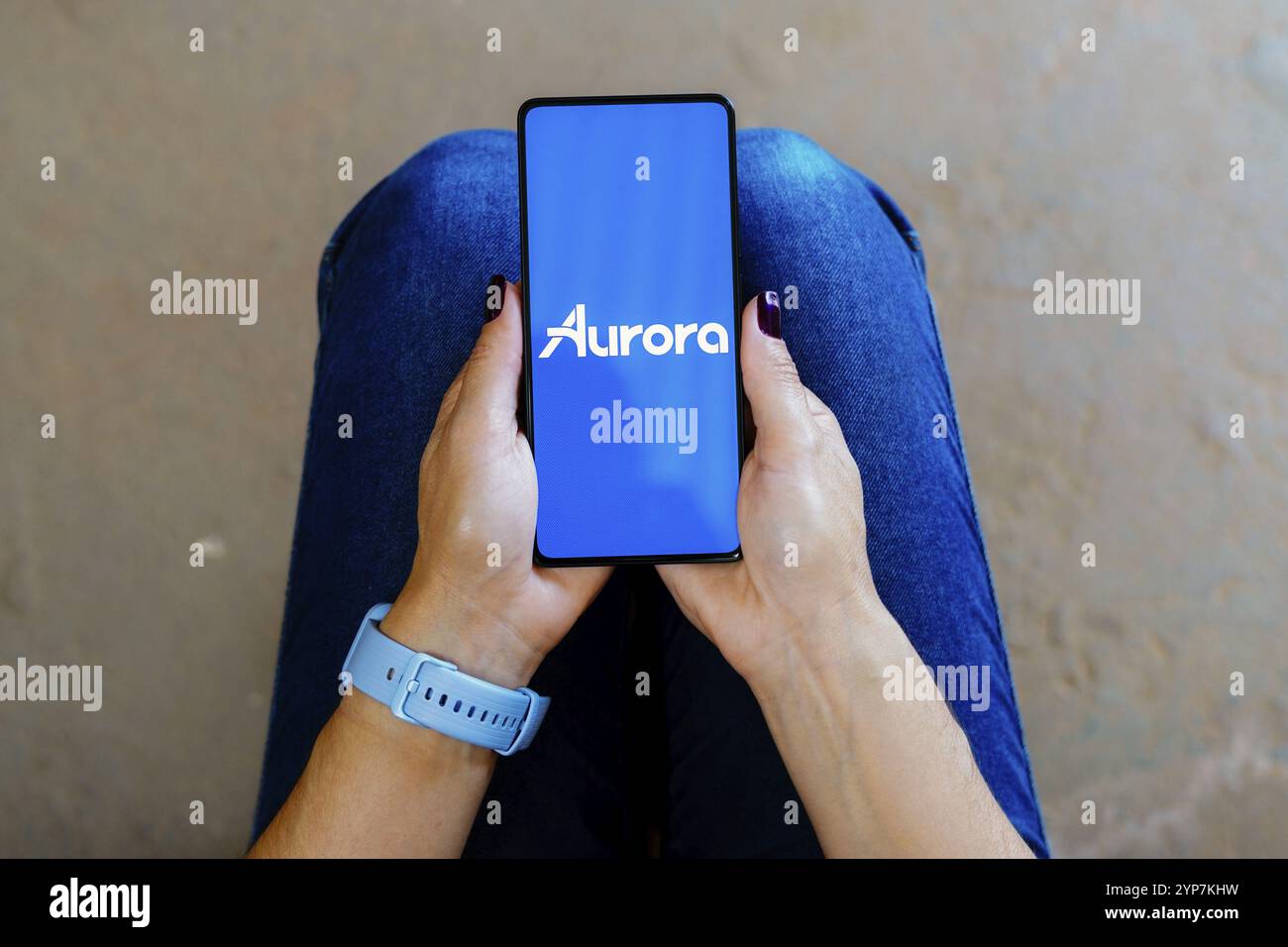 In questa immagine, il logo Aurora Innovation viene visualizzato sullo schermo di uno smartphone Foto Stock