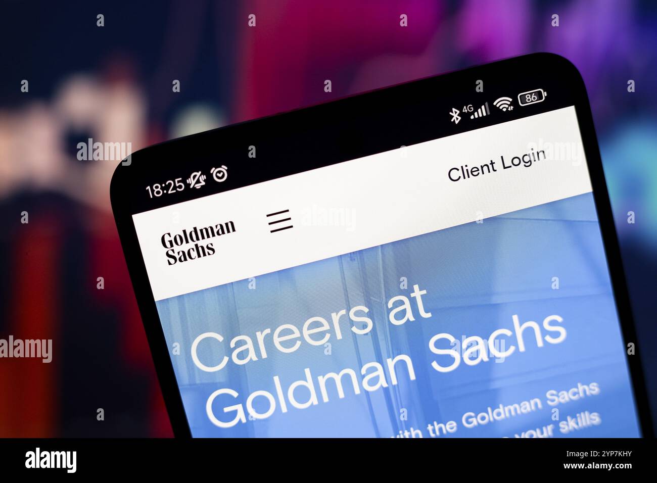 In questa immagine, il logo Goldman Sachs viene visualizzato sul sito Web sullo schermo dello smartphone Foto Stock
