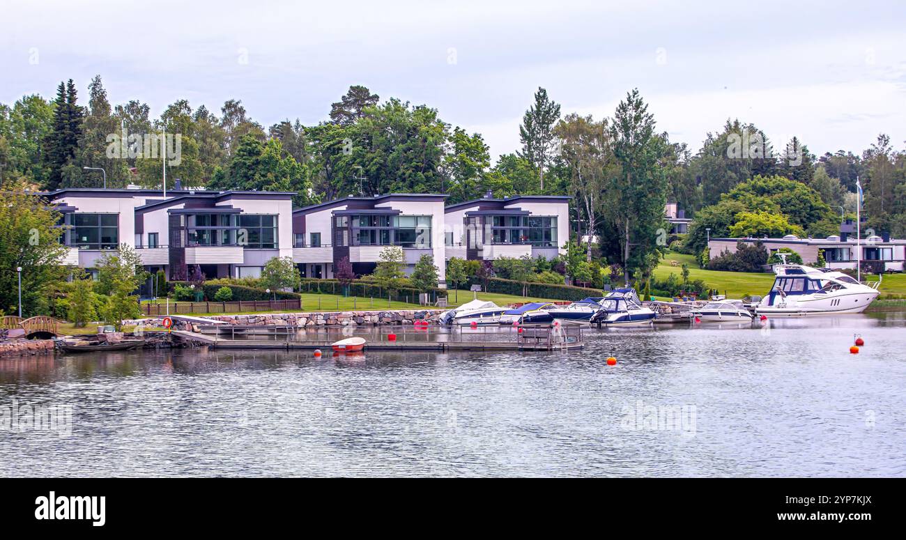 Helsinki, Finlandia 2025, splendido paesaggio urbano da Helsinki. Finlandia. Paesaggio urbano di Helsinki con la cattedrale di Helsinki e la piazza del mercato, Finlandia Foto Stock
