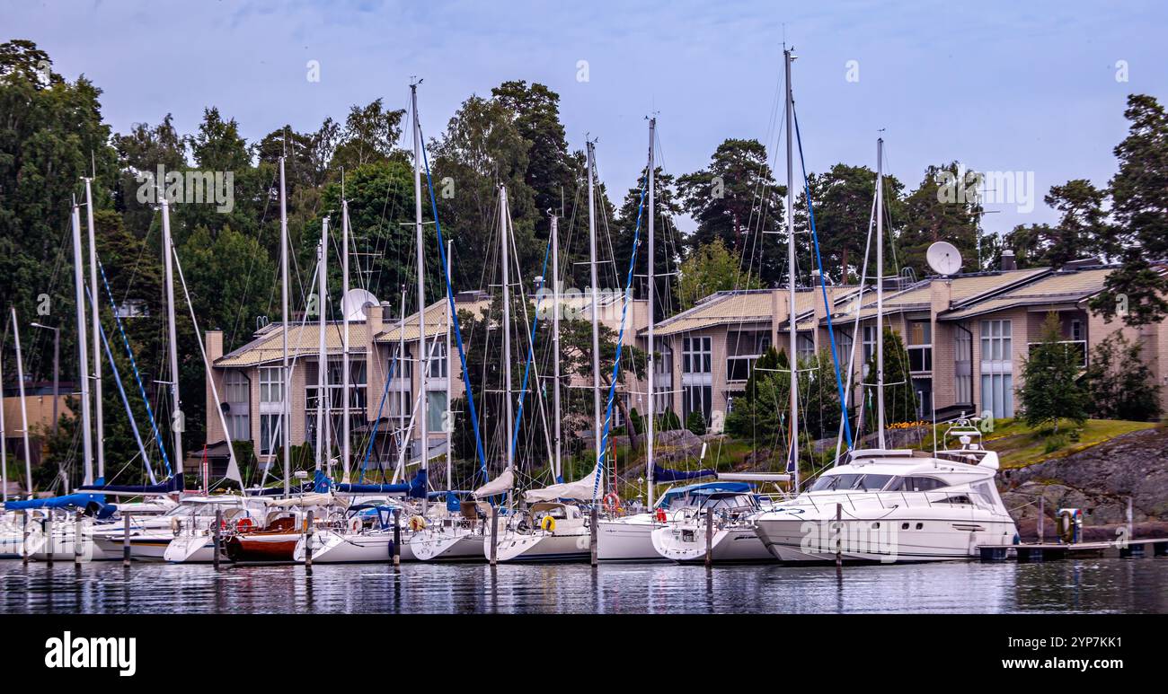 Helsinki, Finlandia 2025, splendido paesaggio urbano da Helsinki. Finlandia. Paesaggio urbano di Helsinki con la cattedrale di Helsinki e la piazza del mercato, Finlandia Foto Stock