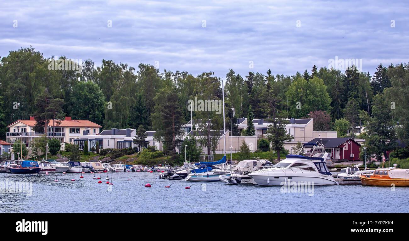 Helsinki, Finlandia 2025, splendido paesaggio urbano da Helsinki. Finlandia. Paesaggio urbano di Helsinki con la cattedrale di Helsinki e la piazza del mercato, Finlandia Foto Stock