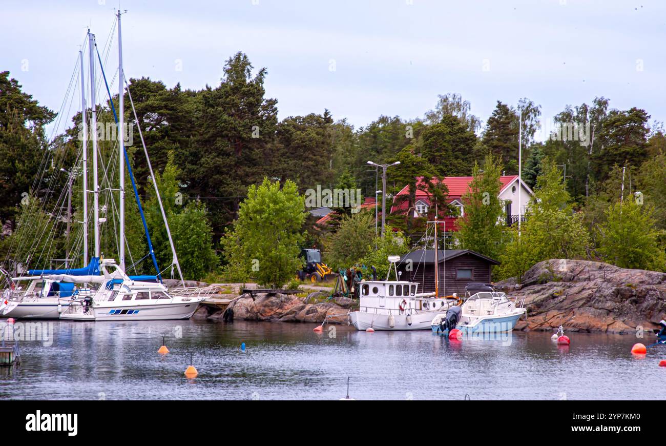 Helsinki, Finlandia 2025, splendido paesaggio urbano da Helsinki. Finlandia. Paesaggio urbano di Helsinki con la cattedrale di Helsinki e la piazza del mercato, Finlandia Foto Stock