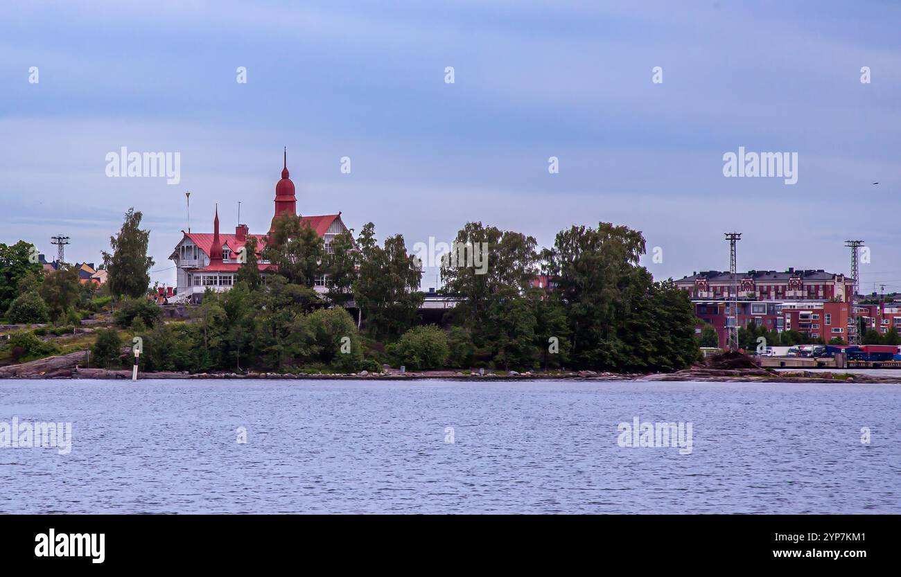 Helsinki, Finlandia 2025, splendido paesaggio urbano da Helsinki. Finlandia. Paesaggio urbano di Helsinki con la cattedrale di Helsinki e la piazza del mercato, Finlandia Foto Stock